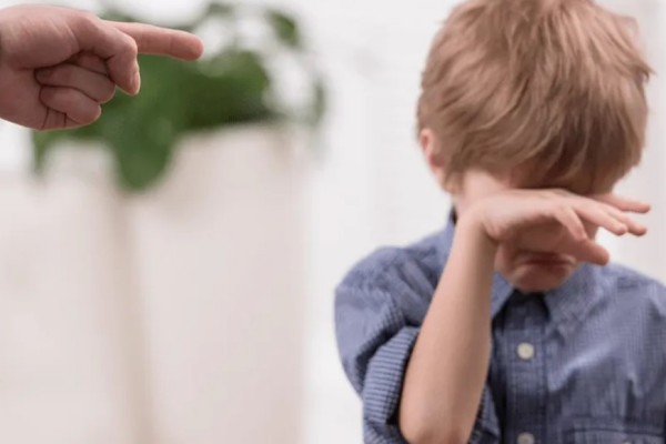 兒子劃傷豪車(chē)爸爸讓其拿金幣道歉 孩子犯錯(cuò)家長(zhǎng)應(yīng)該怎樣教育