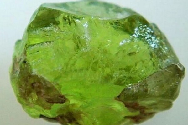 橄欖石有黑點(diǎn)怎么回事 橄欖石怎么辨別真假 橄欖石有黑點(diǎn)怎么回事 橄欖石怎么辨別真假