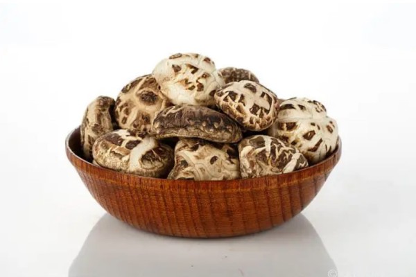 花菇可以用熱水泡嗎 花菇用什么水泡發(fā) 花菇可以用熱水泡嗎 花菇用什么水泡發(fā)