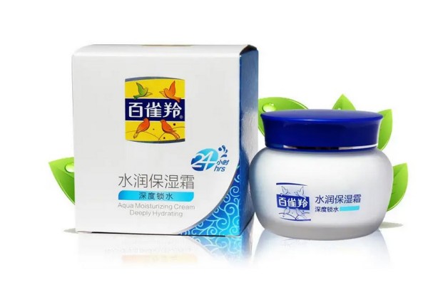 保濕面霜和補水面霜有什么區(qū)別 保濕面霜可以收縮毛孔嗎 保濕面霜和補水面霜有什么區(qū)別 保濕面霜可以收縮毛孔嗎