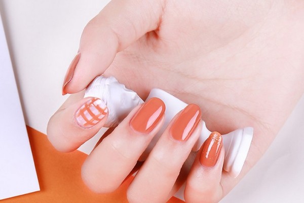 護甲油和營養(yǎng)油的區(qū)別 護甲油可以當(dāng)指甲油用嗎 護甲油和營養(yǎng)油的區(qū)別 護甲油可以當(dāng)指甲油用嗎