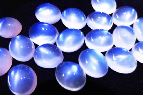 月光石是什么類(lèi)寶石 月光石和貓眼石的區(qū)別 月光石是什么類(lèi)寶石 月光石和貓眼石的區(qū)別