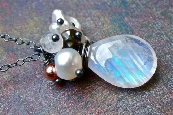 月光石有裂紋正常嗎 月光石有裂紋還能戴嗎 月光石有裂紋正常嗎 月光石有裂紋還能戴嗎