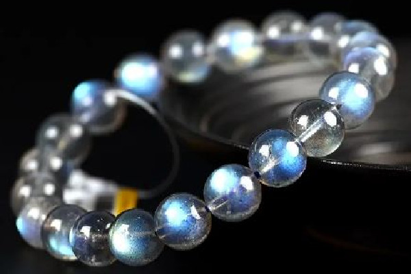 月光石是幾月的生辰石 月光石適合什么屬相戴 月光石是幾月的生辰石 月光石適合什么屬相戴