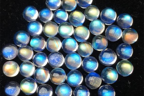 月光石是什么類(lèi)寶石 月光石和貓眼石的區(qū)別 月光石是什么類(lèi)寶石 月光石和貓眼石的區(qū)別