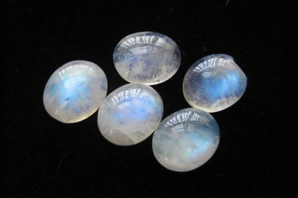 月光石怎么辨別真假 月光石會(huì)發(fā)光嗎 月光石怎么辨別真假 月光石會(huì)發(fā)光嗎