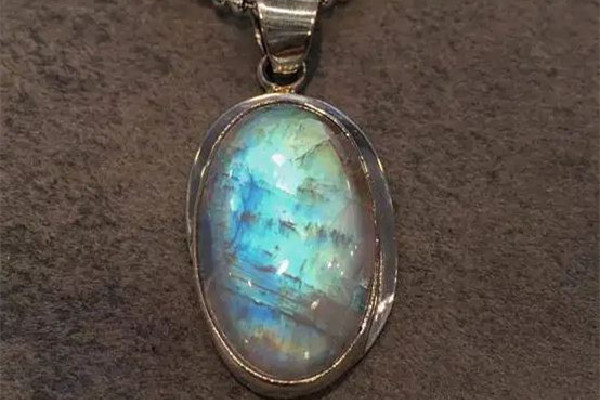 月光石可以送人嗎 月光石送喜歡的人會在一起嗎 月光石可以送人嗎 月光石送喜歡的人會在一起嗎