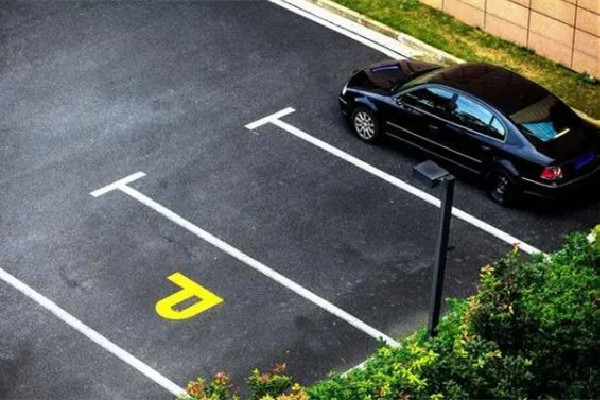 男子停車半小時(shí)車身獨(dú)得鳥屎全覆蓋 停車為什么要收費(fèi)