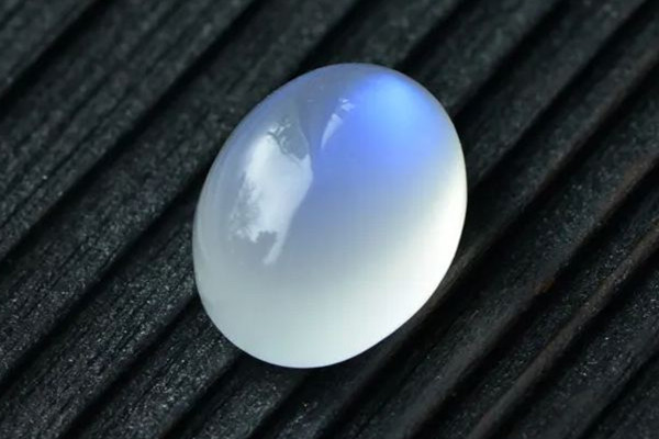 月光石是幾月的生辰石 月光石適合什么屬相戴 月光石是幾月的生辰石 月光石適合什么屬相戴