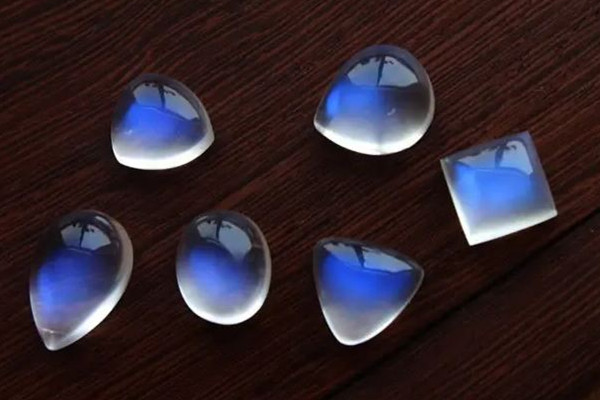 月光石是什么類(lèi)寶石 月光石和貓眼石的區(qū)別 月光石是什么類(lèi)寶石 月光石和貓眼石的區(qū)別