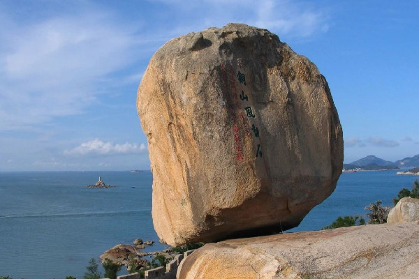 景區(qū)回應多人推山頂“風動石” 風動石形成原因 景區(qū)回應多人推山頂“風動石” 風動石形成原因