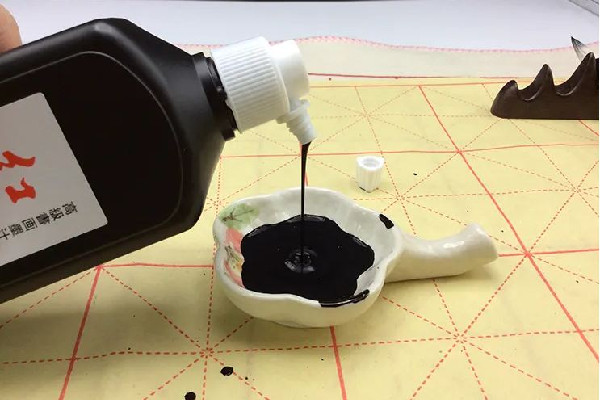 女子被綁澆墨汁?官方:自導自演 墨汁用什么才能洗掉 女子被綁澆墨汁?官方:自導自演 墨汁用什么才能洗掉