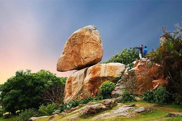 景區(qū)回應多人推山頂“風動石” 風動石形成原因 景區(qū)回應多人推山頂“風動石” 風動石形成原因