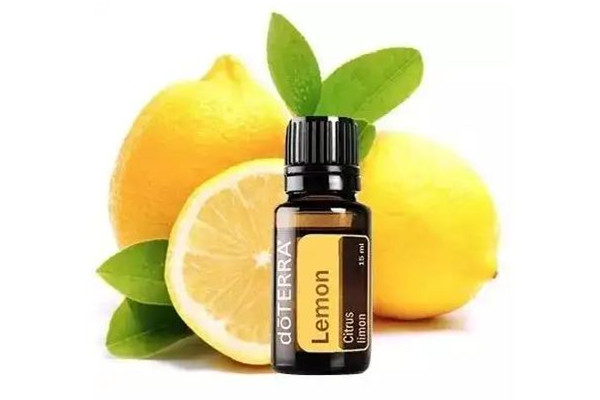 檸檬精油有美白功效嗎 檸檬精油可以直接涂在臉上嗎 檸檬精油有美白功效嗎 檸檬精油可以直接涂在臉上嗎