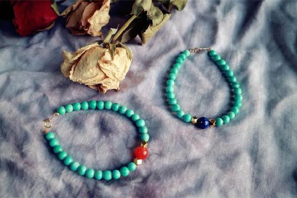 綠松石適合什么屬相戴 綠松石戴左手還是右手 綠松石適合什么屬相戴 綠松石戴左手還是右手