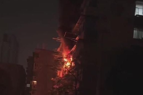 將妻子送出火場(chǎng)再救兒子時(shí)父子倆遇難 火場(chǎng)逃生的方法有哪些 將妻子送出火場(chǎng)再救兒子時(shí)父子倆遇難 火場(chǎng)逃生的方法有哪些