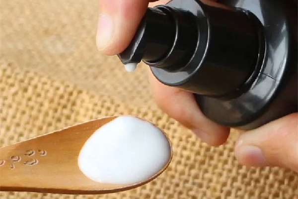 乳液和霜的區(qū)別在哪 乳液用了還用面霜嗎 乳液和霜的區(qū)別在哪 乳液用了還用面霜嗎