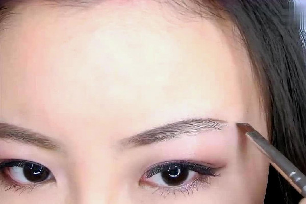 修眉毛是拔好還是刮好 修眉毛用什么工具好 修眉毛是拔好還是刮好 修眉毛用什么工具好