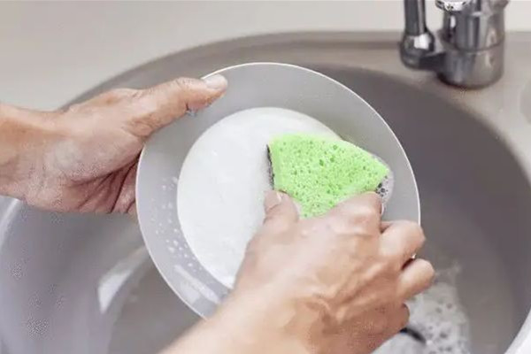 女子用豬食充當洗潔精洗碗引爭議 洗碗用什么洗干凈又健康 女子用豬食充當洗潔精洗碗引爭議 洗碗用什么洗干凈又健康