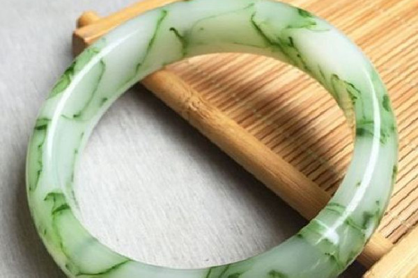 貓咪摔壞12萬翡翠手鐲被連夜送走 翡翠手鐲種水等級劃分