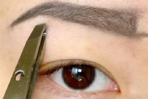 修眉毛是拔好還是刮好 修眉毛用什么工具好 修眉毛是拔好還是刮好 修眉毛用什么工具好