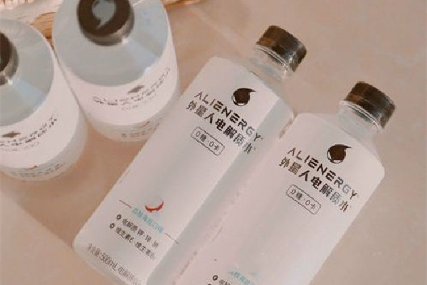 電解質(zhì)水是運(yùn)動(dòng)飲料嗎 電解質(zhì)水和普通水有什么區(qū)別 電解質(zhì)水是運(yùn)動(dòng)飲料嗎 電解質(zhì)水和普通水有什么區(qū)別