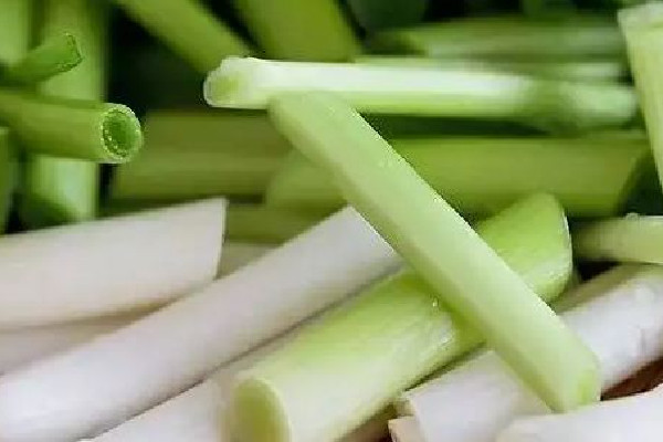 蔥白水可以反復(fù)煮嗎 蔥白水要大蔥還是小蔥 蔥白水可以反復(fù)煮嗎 蔥白水要大蔥還是小蔥