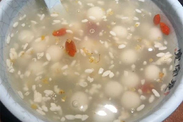 米酒湯圓放白糖好還是紅糖好 米酒湯圓做出來(lái)怎么是酸的