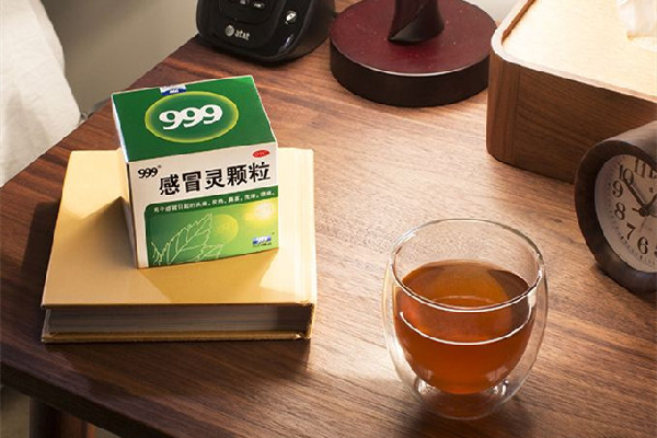 999感冒靈顆粒和布洛芬能一起吃嗎 999感冒靈顆?？梢院桶⒛髁帜z囊一起吃嗎