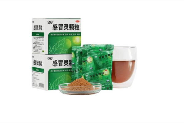 999感冒靈顆粒和布洛芬能一起吃嗎 999感冒靈顆?？梢院桶⒛髁帜z囊一起吃嗎