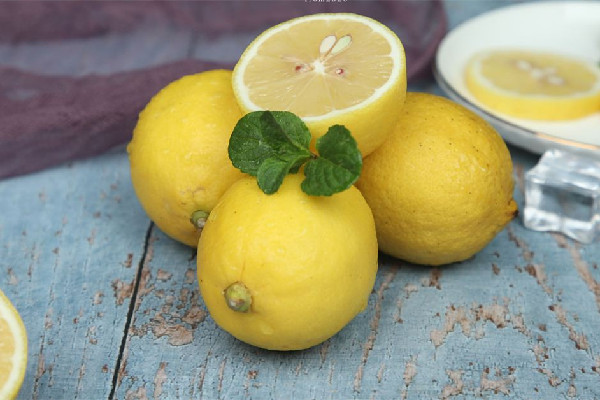 檸檬加鹽的作用 檸檬加鹽加糖是電解質(zhì)水嗎 檸檬加鹽的作用 檸檬加鹽加糖是電解質(zhì)水嗎
