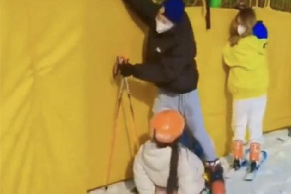 滑雪不會(huì)剎車女生一路靠吼下坡 滑雪需要戴什么東西 滑雪不會(huì)剎車女生一路靠吼下坡 滑雪需要戴什么東西