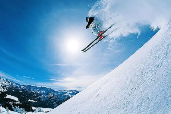 滑雪不會(huì)剎車女生一路靠吼下坡 滑雪需要戴什么東西 滑雪不會(huì)剎車女生一路靠吼下坡 滑雪需要戴什么東西