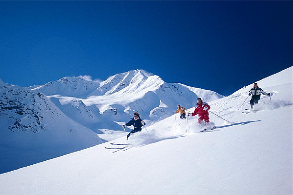 滑雪不會剎車女生一路靠吼下坡 滑雪需要戴什么東西