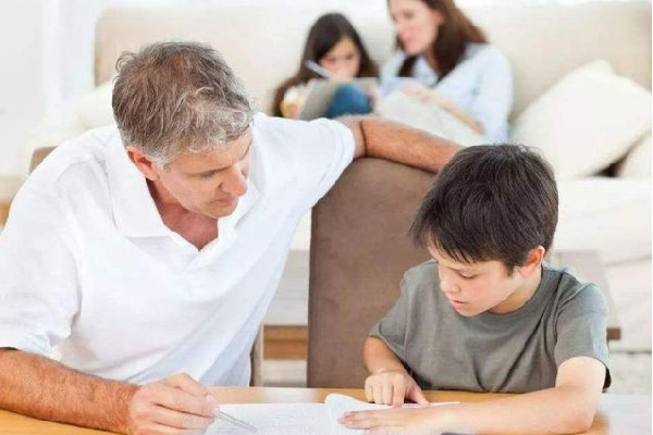 女子在優(yōu)衣庫試衣遭兩男童推簾 怎么告訴孩子性別意識(shí) 女子在優(yōu)衣庫試衣遭兩男童推簾 怎么告訴孩子性別意識(shí)