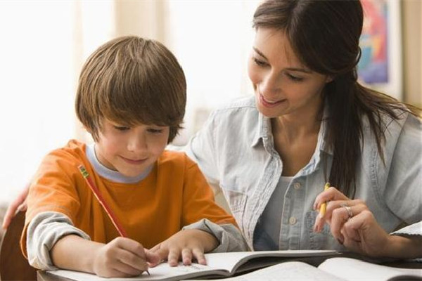 女子在優(yōu)衣庫試衣遭兩男童推簾 怎么告訴孩子性別意識(shí) 女子在優(yōu)衣庫試衣遭兩男童推簾 怎么告訴孩子性別意識(shí)