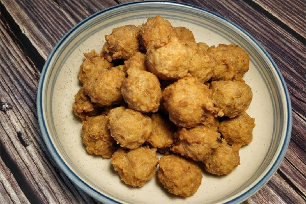 炸肉丸會有很多泡沫怎么辦 炸肉丸為什么油往外溢 炸肉丸會有很多泡沫怎么辦 炸肉丸為什么油往外溢