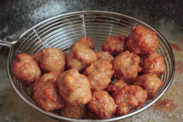 炸肉丸會有很多泡沫怎么辦 炸肉丸為什么油往外溢 炸肉丸會有很多泡沫怎么辦 炸肉丸為什么油往外溢