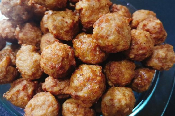 炸肉丸會有很多泡沫怎么辦 炸肉丸為什么油往外溢 炸肉丸會有很多泡沫怎么辦 炸肉丸為什么油往外溢