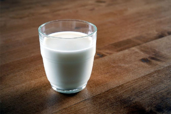 全脂牛奶和脫脂牛奶有什么區(qū)別 全脂牛奶和低脂牛奶哪個(gè)好 全脂牛奶和脫脂牛奶有什么區(qū)別 全脂牛奶和低脂牛奶哪個(gè)好