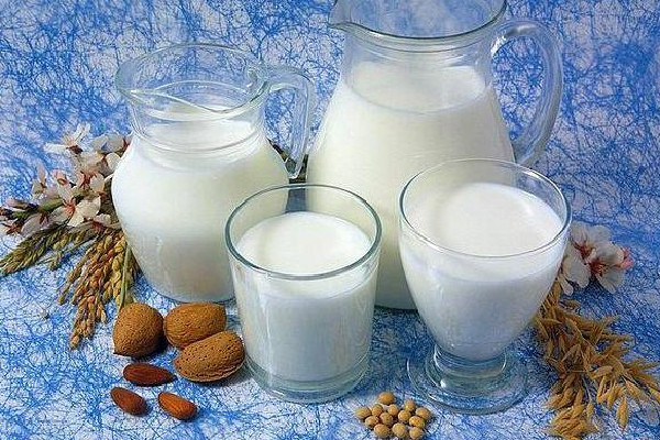 全脂牛奶要加熱喝嗎 全脂牛奶加熱后會損失蛋白質(zhì)嗎 全脂牛奶要加熱喝嗎 全脂牛奶加熱后會損失蛋白質(zhì)嗎