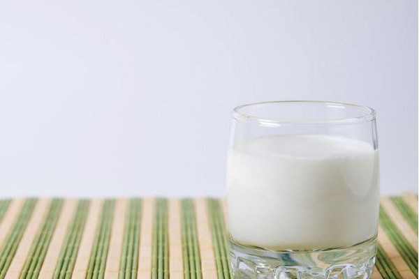 全脂牛奶可以做酸奶嗎 全脂牛奶做成酸奶后脂肪含量還高嗎 全脂牛奶可以做酸奶嗎 全脂牛奶做成酸奶后脂肪含量還高嗎