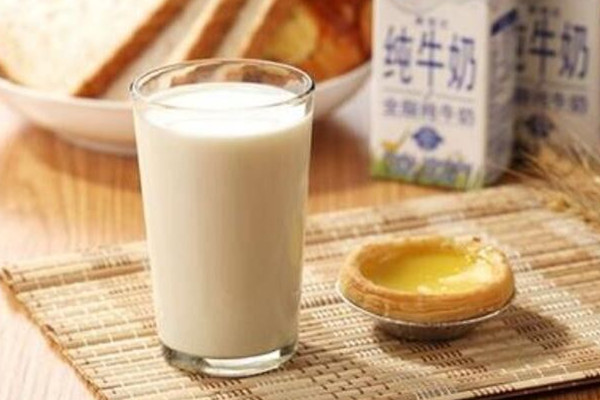全脂牛奶和脫脂牛奶有什么區(qū)別 全脂牛奶和低脂牛奶哪個(gè)好 全脂牛奶和脫脂牛奶有什么區(qū)別 全脂牛奶和低脂牛奶哪個(gè)好