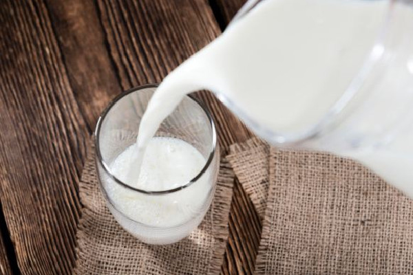 全脂牛奶和脫脂牛奶有什么區(qū)別 全脂牛奶和低脂牛奶哪個(gè)好 全脂牛奶和脫脂牛奶有什么區(qū)別 全脂牛奶和低脂牛奶哪個(gè)好