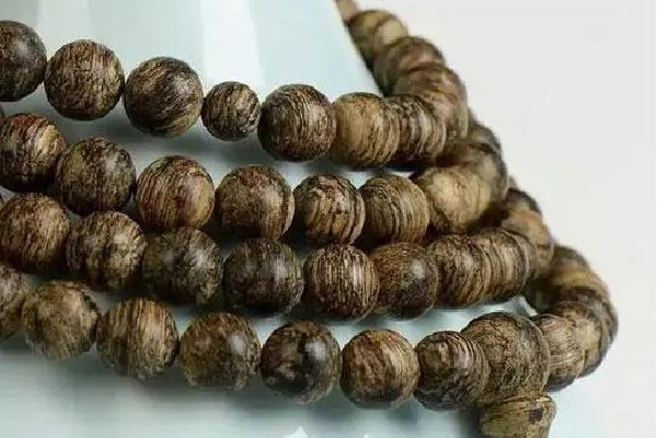 沉香手串做怎么越盤(pán)越亮 沉香手串的正確盤(pán)法