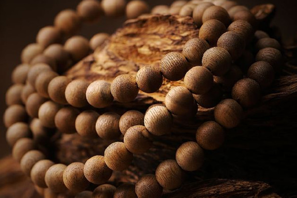 沉香手串做怎么越盤(pán)越亮 沉香手串的正確盤(pán)法