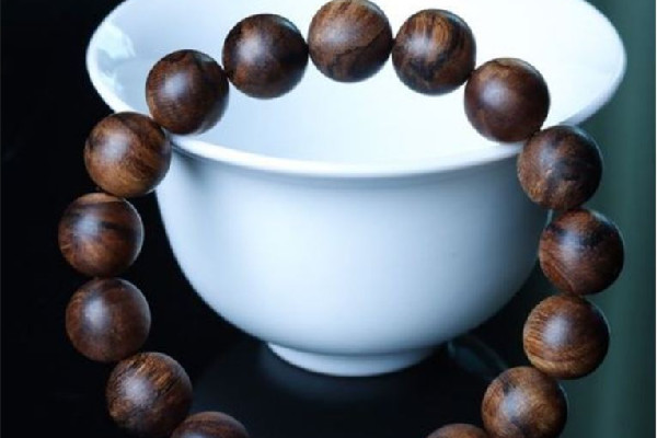 沉香手串一般多少顆珠子 沉香手串戴在哪個手上 沉香手串一般多少顆珠子 沉香手串戴在哪個手上