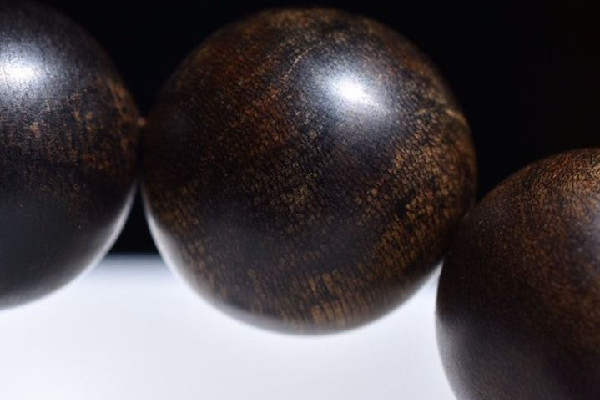 沉香手串和檀香手串哪個好 沉香手串和檀香手串的區(qū)別 沉香手串和檀香手串哪個好 沉香手串和檀香手串的區(qū)別