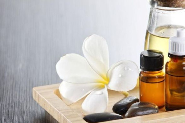 護(hù)膚精油可以抹頭發(fā)嗎 護(hù)膚精油對(duì)頭發(fā)有什么作用 護(hù)膚精油可以抹頭發(fā)嗎 護(hù)膚精油對(duì)頭發(fā)有什么作用