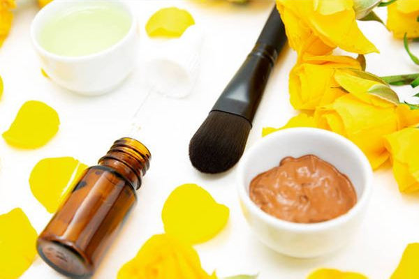 護(hù)膚精油的作用與功效 護(hù)膚精油可以直接涂臉上嗎 護(hù)膚精油的作用與功效 護(hù)膚精油可以直接涂臉上嗎